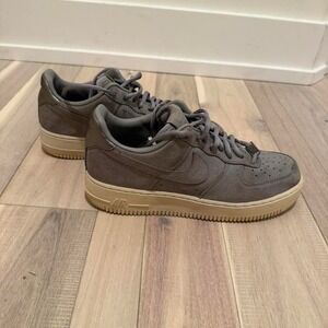 Nike Air Force 1 '07 LV8 in the "Light Smoke Grey" colorway Sz 9